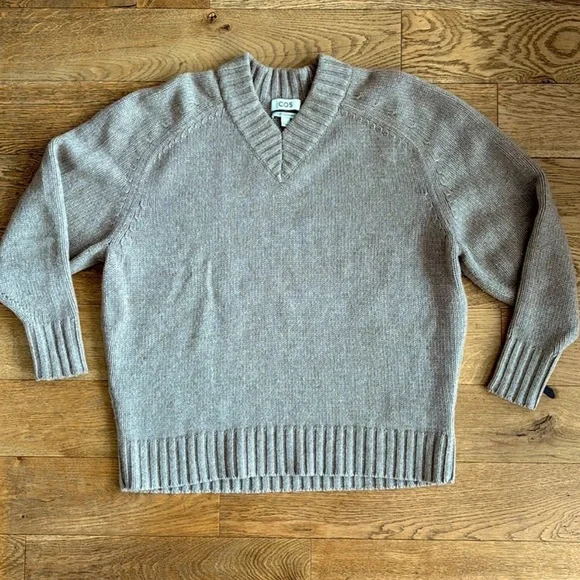 COS Chunky Pure Cashmere V-Neck Sweater in Beige - Picture 3 of 9